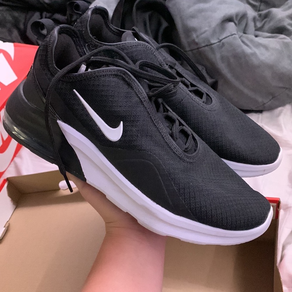 WMNS NIKE AIR MAX MOTION 2